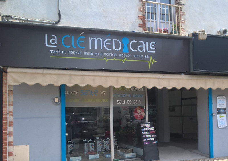 Vitrine et enseigne La Clé médicale