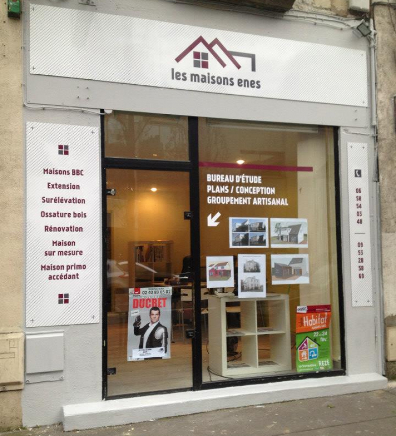 Vitrine et enseigne du siège social ENES Constructions